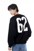 Buzo negro con cuello redondo oversize y artes college
