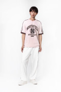 Camiseta rosada con cuello V y estampado college
