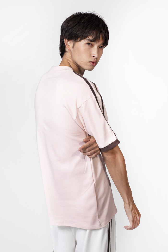 Camiseta rosada con cuello V y estampado college
