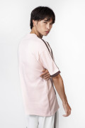 Camiseta rosada con cuello V y estampado college
