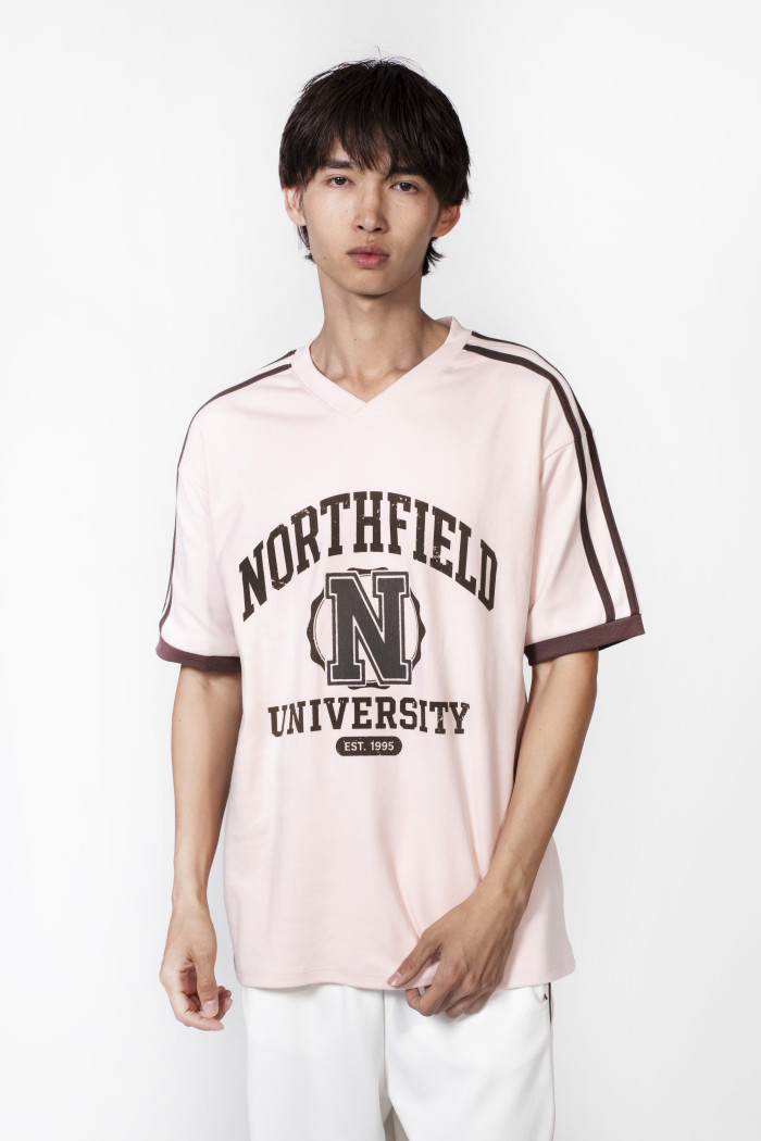 Camiseta rosada con cuello V y estampado college
