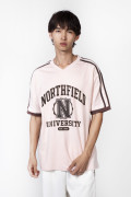 Camiseta rosada con cuello V y estampado college
