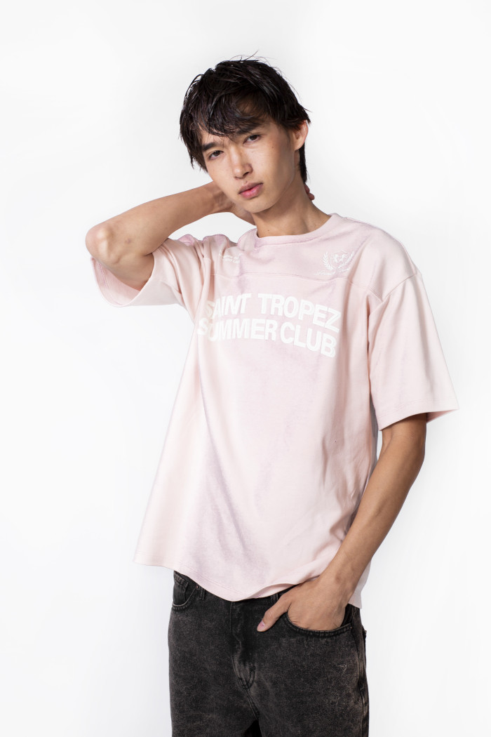 Camiseta cuello redondo rosada con diseño college y corte

