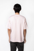 Camiseta cuello redondo rosada con diseño college y corte
