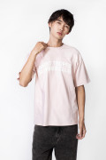 Camiseta cuello redondo rosada con diseño college y corte
