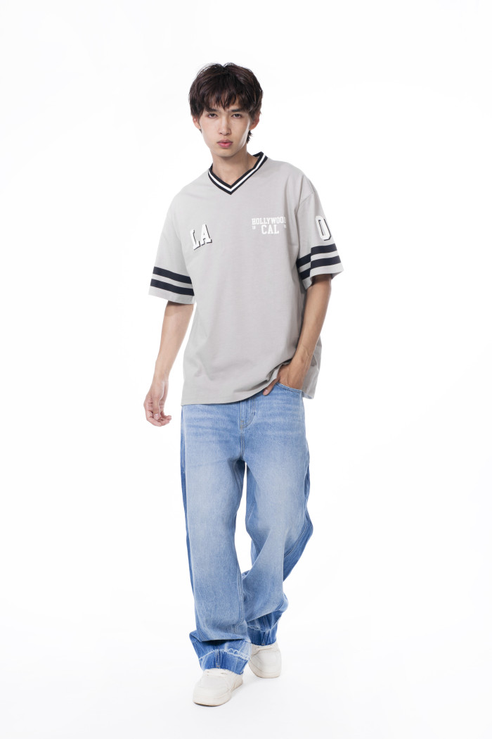 Camiseta gris medio cuello V oversize con diseños college
