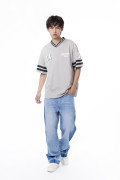 Camiseta gris medio cuello V oversize con diseños college
