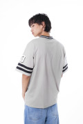 Camiseta gris medio cuello V oversize con diseños college
