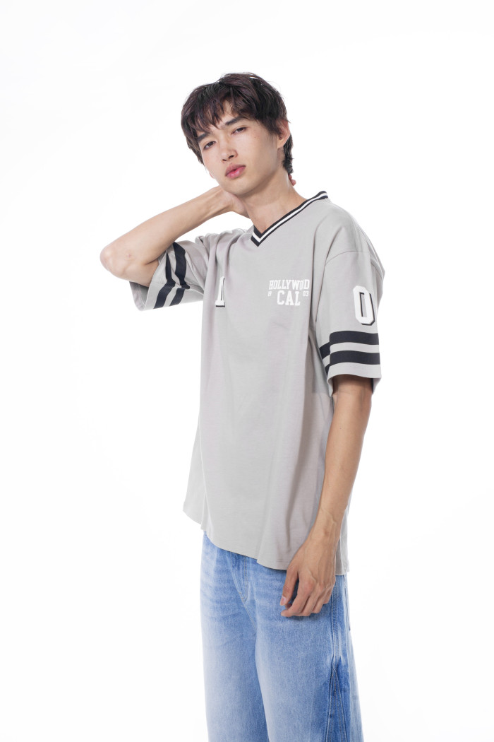 Camiseta gris medio cuello V oversize con diseños college
