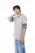 Camiseta gris medio cuello V oversize con diseños college
