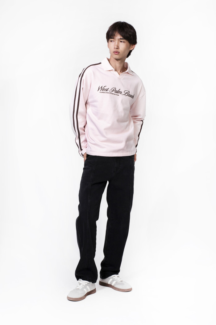 Buzo rosado claro con cuello polo y diseño college
