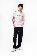 Buzo rosado claro con cuello polo y diseño college
