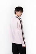 Buzo rosado claro con cuello polo y diseño college
