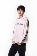 Buzo rosado claro con cuello polo y diseño college
