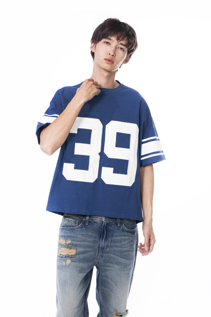 Camiseta oversize azul cuello redondo con arte college

