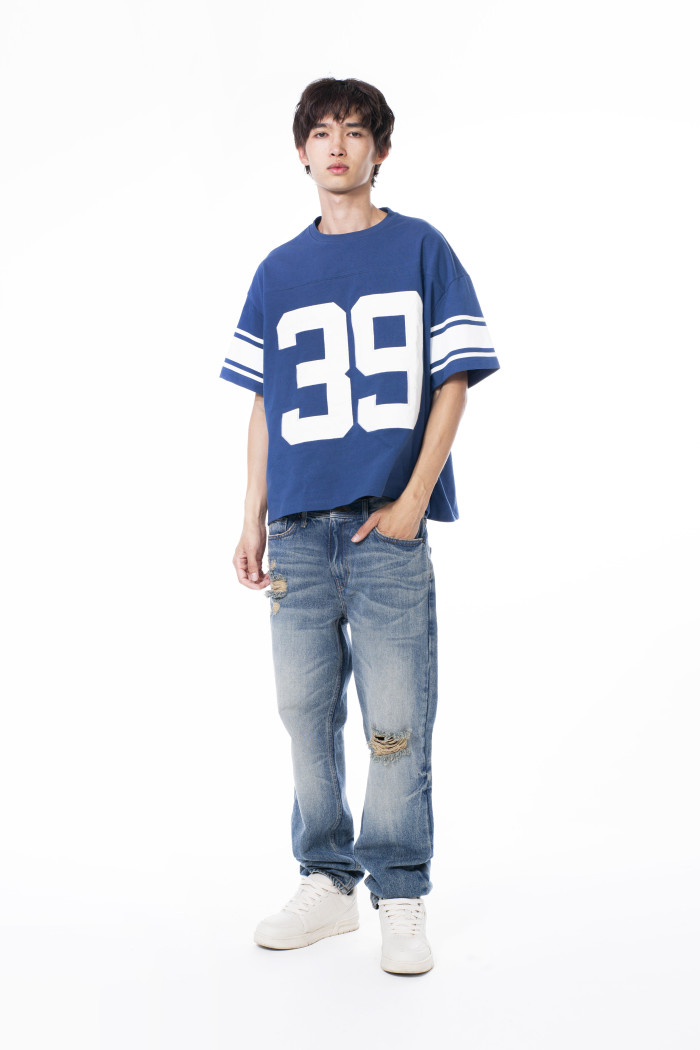 Camiseta oversize azul cuello redondo con arte college
