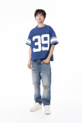 Camiseta oversize azul cuello redondo con arte college
