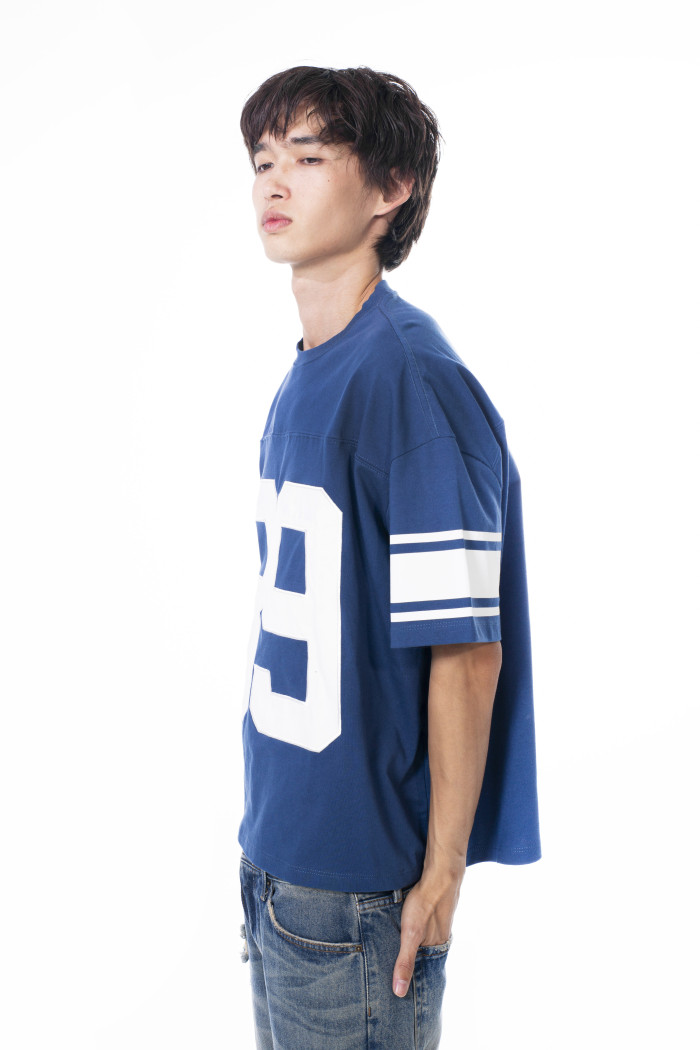 Camiseta oversize azul cuello redondo con arte college

