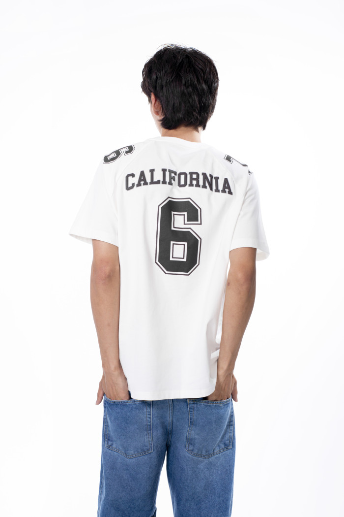 Camiseta crema manga ranglan corta con diseños college
