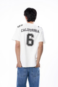 Camiseta crema manga ranglan corta con diseños college
