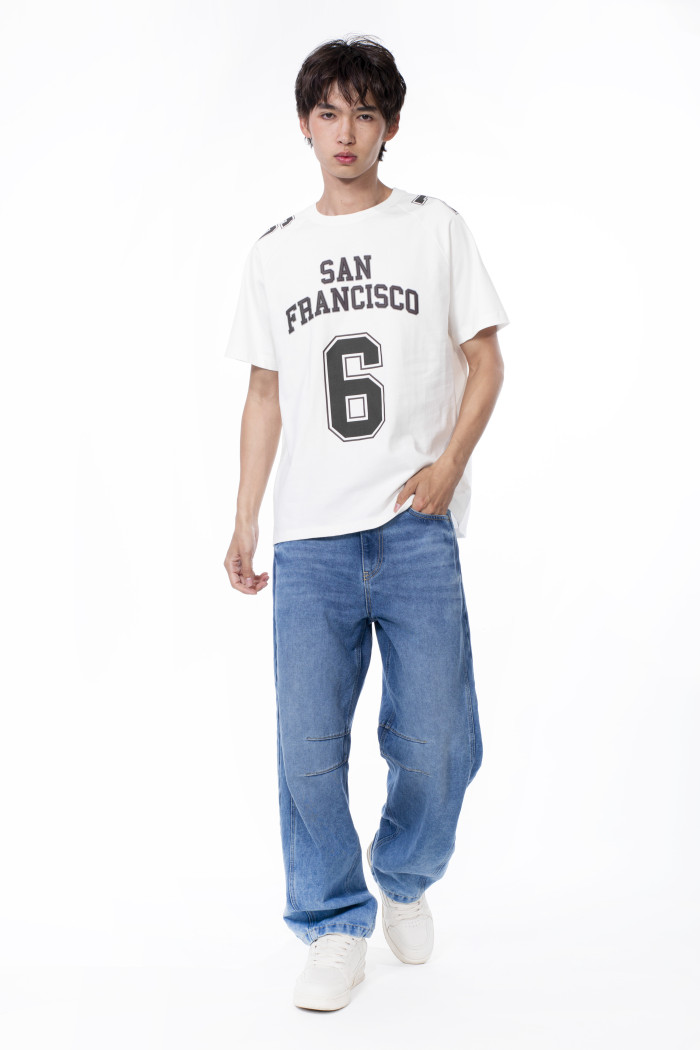 Camiseta crema manga ranglan corta con diseños college
