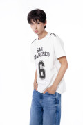 Camiseta crema manga ranglan corta con diseños college
