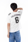 Camiseta crema manga ranglan corta con diseños college
