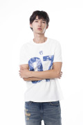 Camiseta crema clara ajustada con manga corta y arte college
