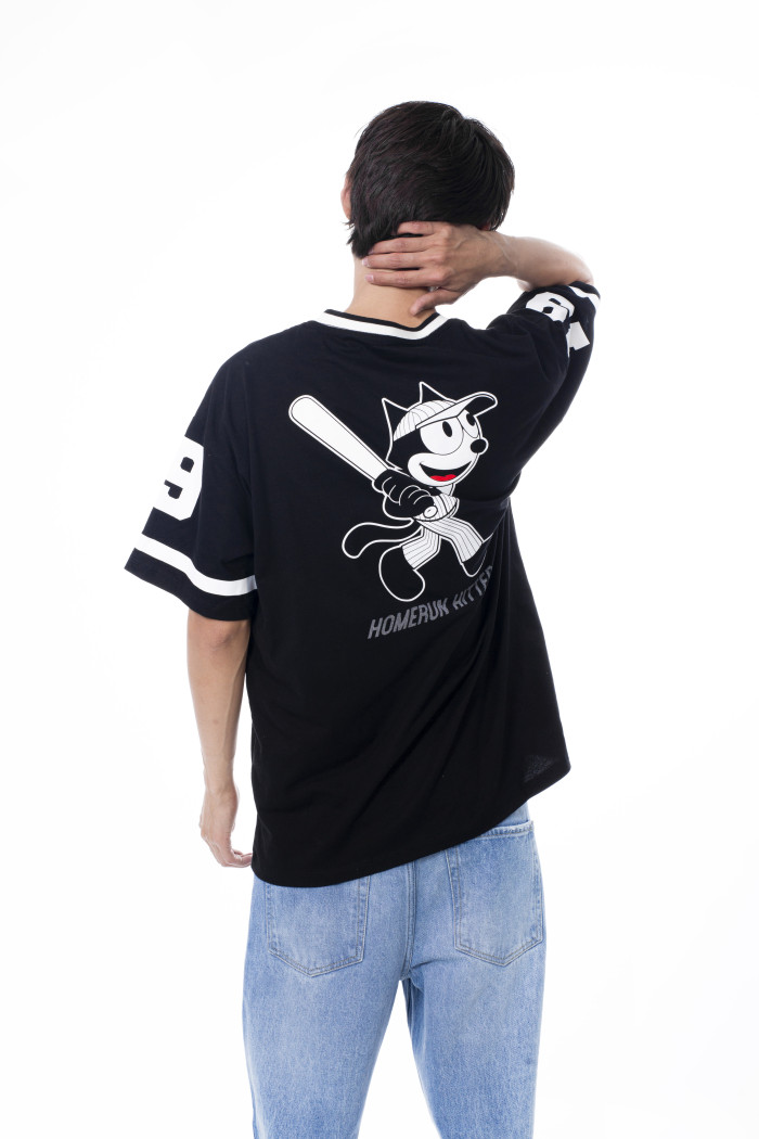Camiseta cuello V negra oversize con arte de Félix el Gato
