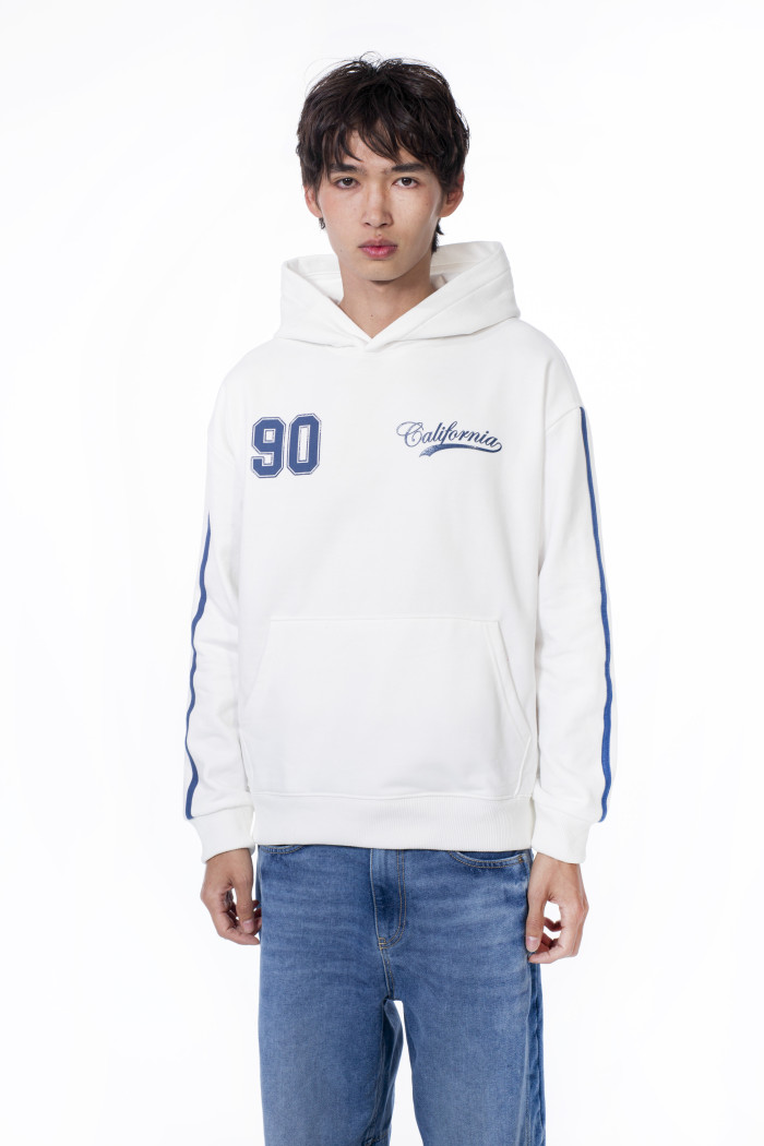 Buzo oversize con capota crema claro y diseños college
