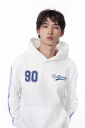 Buzo oversize con capota crema claro y diseños college
