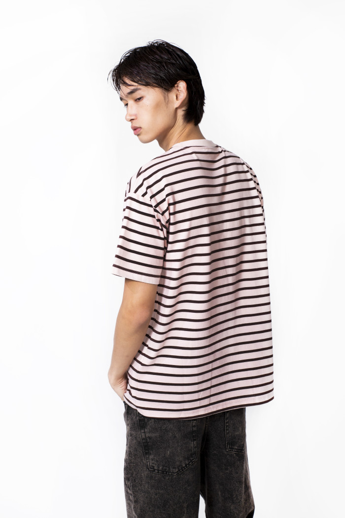 Camiseta cuello redondo rosada a rayas con arte college
