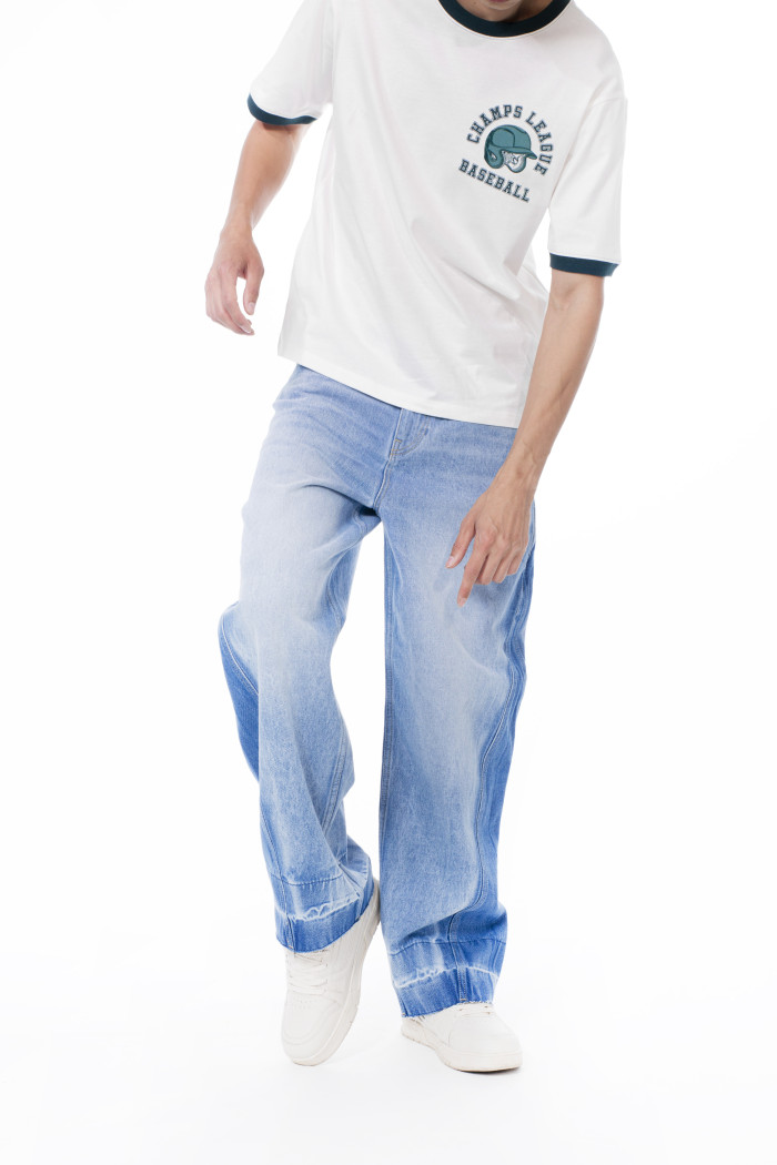 Jean azul claro loose con cortes, bota ancha y tiro medio
