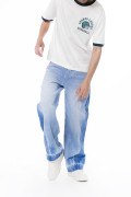 Jean azul claro loose con cortes, bota ancha y tiro medio
