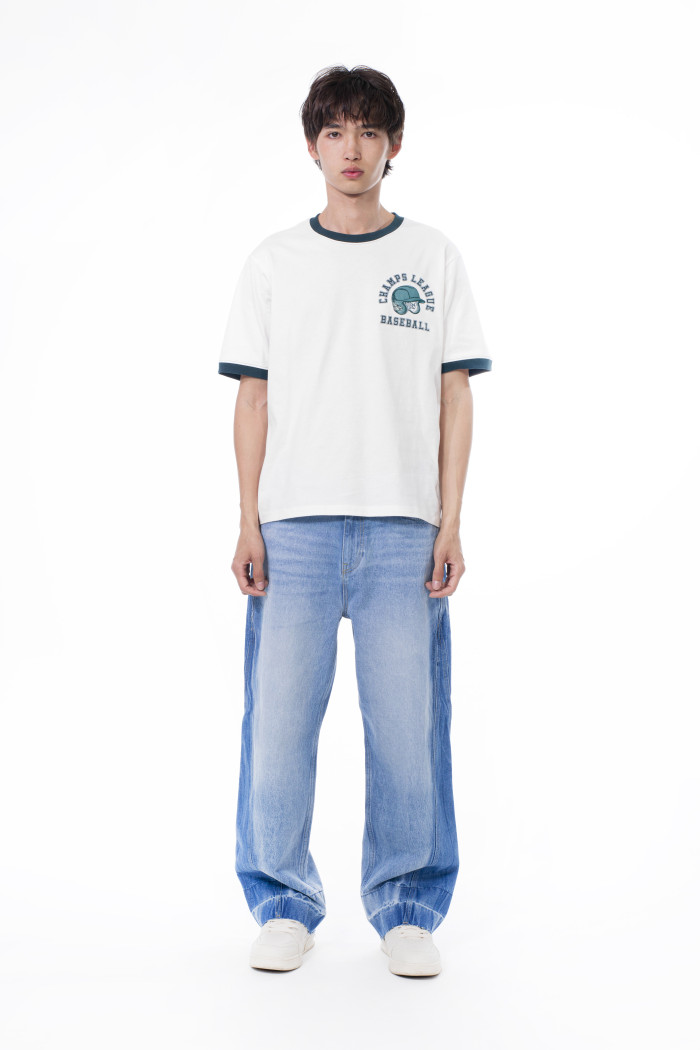 Jean azul claro loose con cortes, bota ancha y tiro medio
