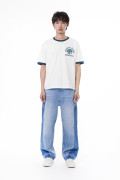 Jean azul claro loose con cortes, bota ancha y tiro medio
