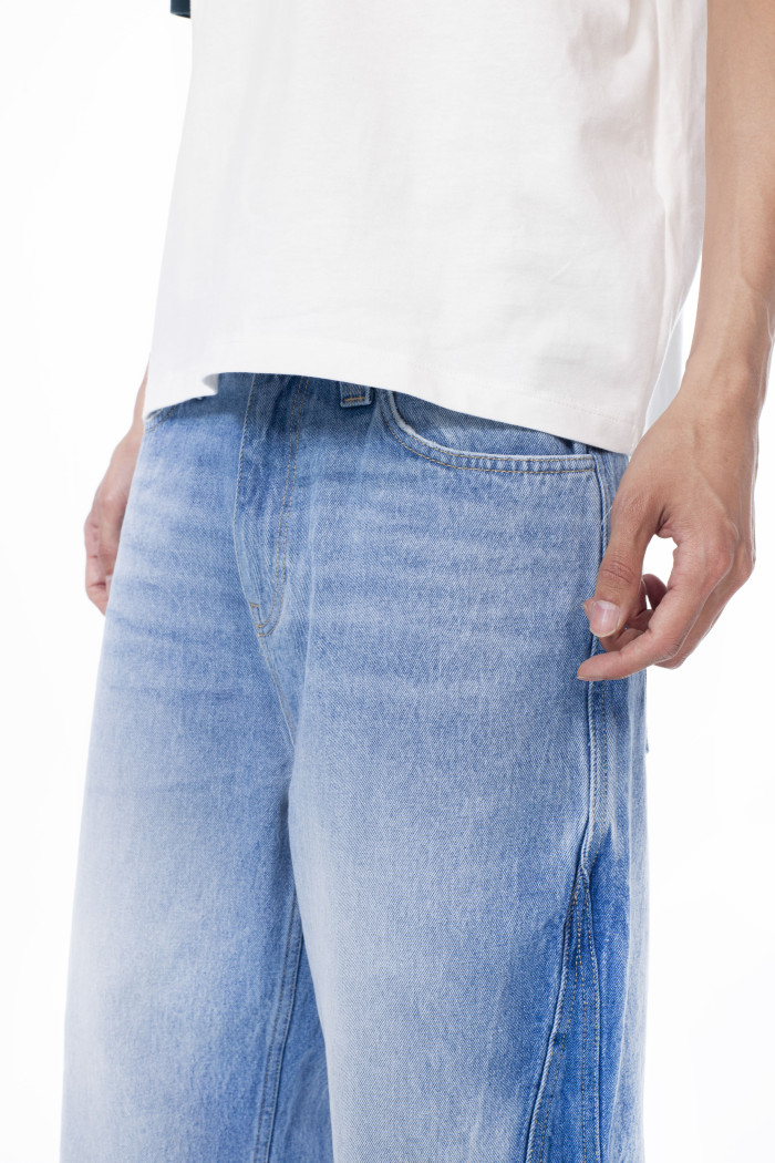 Jean azul claro loose con cortes, bota ancha y tiro medio
