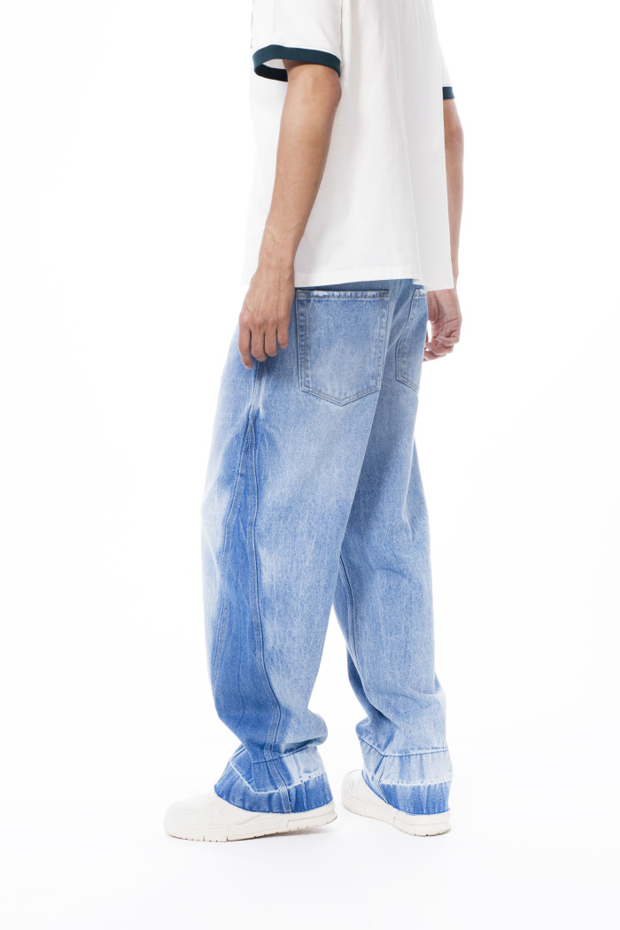 Jean azul claro loose con cortes, bota ancha y tiro medio
