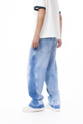 Jean azul claro loose con cortes, bota ancha y tiro medio
