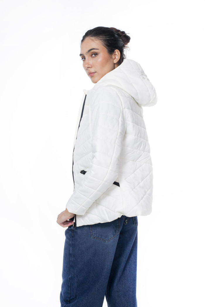 Chaqueta con capota unicolor acolchada y cremallera