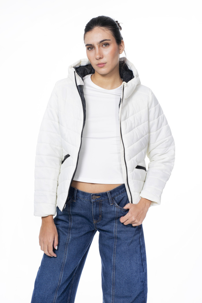 Chaqueta con capota unicolor acolchada y cremallera