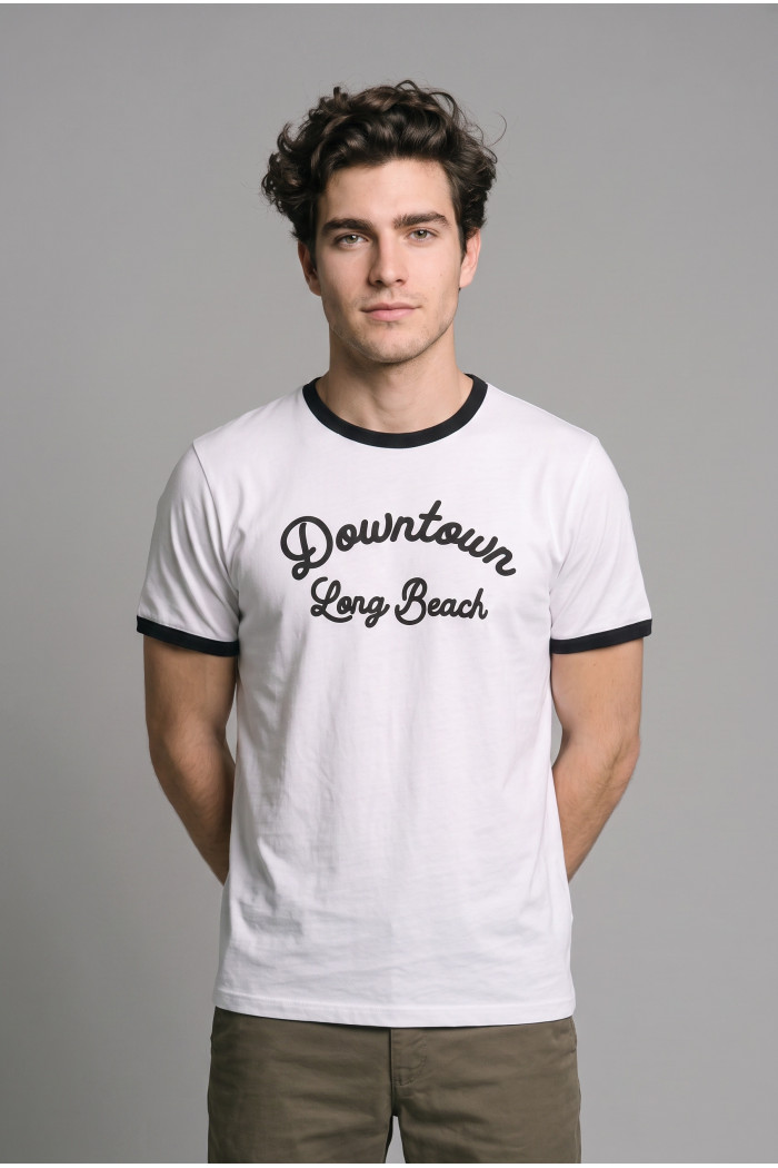 Camiseta cuello redondo crema college con contrastes negros

