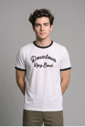 Camiseta cuello redondo crema college con contrastes negros
