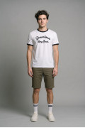 Camiseta cuello redondo crema college con contrastes negros

