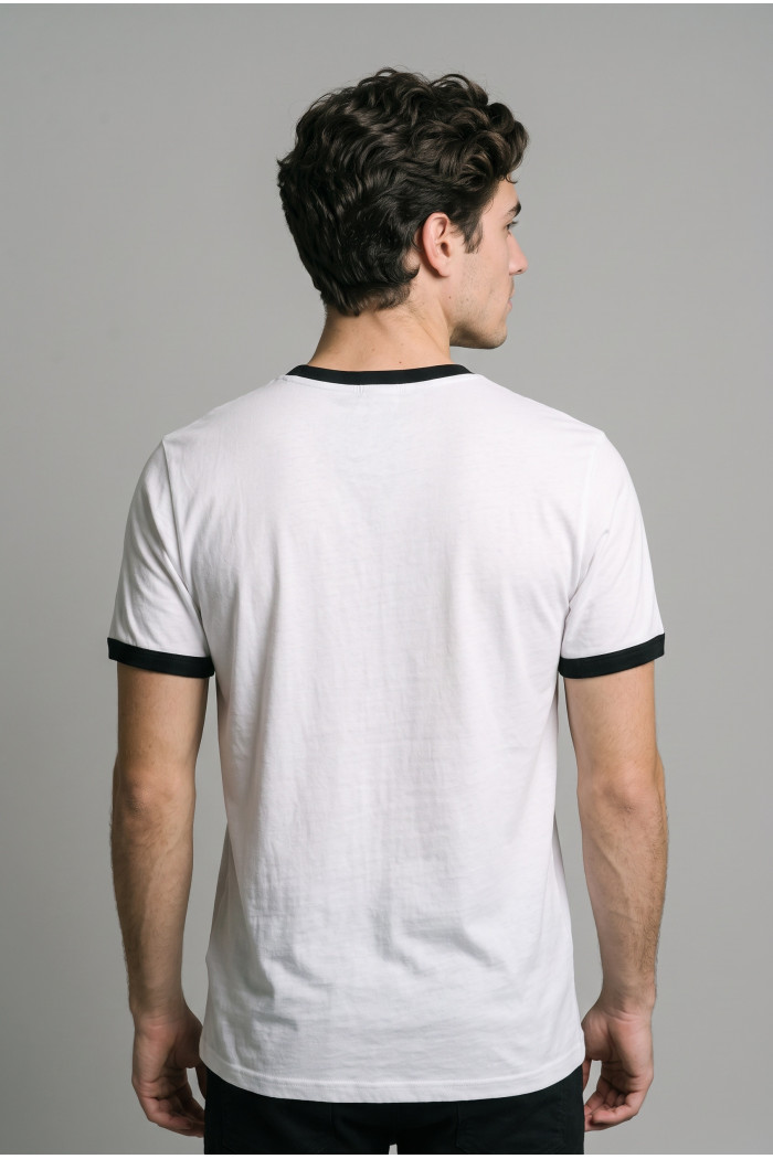 Camiseta cuello redondo crema college con contrastes negros
