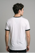 Camiseta cuello redondo crema college con contrastes negros
