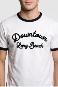 Camiseta cuello redondo crema college con contrastes negros
