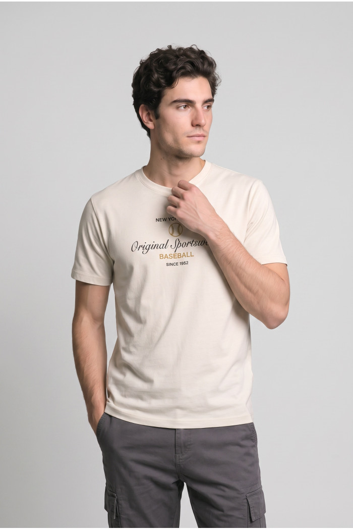 Camiseta ajustada cuello redondo crema con texto college
