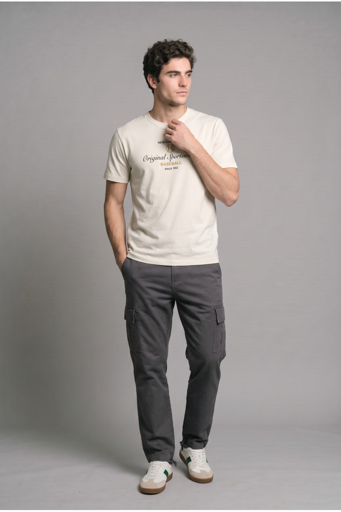 Camiseta ajustada cuello redondo crema con texto college
