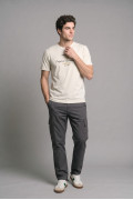 Camiseta ajustada cuello redondo crema con texto college

